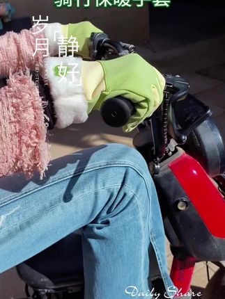 防泼水骑行保暖手套,时尚百搭爱心配色碗口毛绒保暖舒适#保暖又好看 #骑行手套 #时尚穿搭 #加绒保暖 #喝雪碧嗨翻音乐节