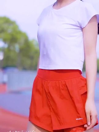 #创作灵感 姐妹们,这条假两件防走光运动短裤真的太适合我们了!面料舒适柔软,还特别透气吸湿,穿上后感觉整个人都变轻松了。而且它是高腰的设计,能很好的包裹住肚子上的肉肉,很显瘦,爱美的女生千万不要错过哦!#夏季穿搭 #运动穿搭 #健身穿搭 #运动女孩