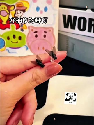男朋友送了一对儿好神经的耳钉…#耳钉 #玩个很新的东西#抽象 #万万没想到
