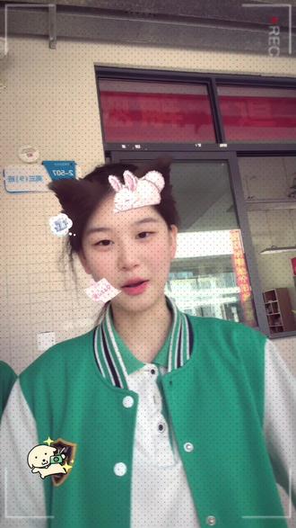 #广东省英语听说 #听说高考 #听说高考比平时简单
老师和学生都押对题目啦,难度又简单一点,真的是旗开得胜!
听听今年考了什么吧
Part A 火星
Part B考的是,伞和科技结合
PartC梦想实现类
今年的PartC是Tom是一个出租车司机,他喜欢写歌,梦想很多人可以听到他写的歌。他把自己的音乐记录下来,然后在接客的时候把音乐播放给他们听。有一天Tom去机场接了一个乘客,和往常一样播放他最喜欢的一首新歌。那个乘客很快被吸引,很激动,问Tom这个歌名是什么,Tom就说这个歌叫Driving Dream
是他自己写的歌,乘客很激动,告诉他,她叫Mary,是一个歌手,接着问Tom是否可以用他的歌去参加国际歌唱比赛。Tom很开心,并且答应了。Mary邀请Tom观看比赛,Tom见证了Mary通过唱他写的歌拿到了冠军。Mary上台发表获奖感言的时候,提到这是Tom给她唱这首歌的机会。这个故事被广泛报道,最后Tom作为一个有梦想的司机变的很有名。Tom became famous as a dream driver