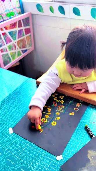 创意美术|3岁也能轻松画黑卡纸油菜花!
今天用黑卡纸+蜡笔,和3岁女儿一起解锁这片限定的‘黑金’春日!”
原来,真正的春天,就藏在这一抹橘黄的花心里。
尊重她的每一个小发现,这才是最顶级的艺术启蒙。🌤️#艺术启蒙 #幼儿启蒙 #在家早教 #亲子互动 #萌娃日常