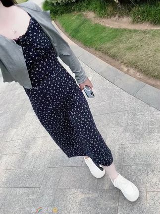 终有一天,你不得不承认,你爱过之人确实是一个薄情寡义之人,他并没有爱过你,也没有你想的那么优秀,是你的爱美化了他,给他镀了一层金…#碎花裙 #秋季套装