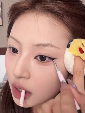 自带刀锋刷的胶笔能有多好用手残党也能画出完美眼线的秘密就是它#眼线胶笔 #好物分享#防水防汗不晕染 #自用好物推荐 #平价好物