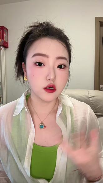 #向日花柔焦毛孔隐形乳 妆效来到了我最爱的平坦环节,滑滑的0孔,真真儿的#反孔精英 了有没有。#毛孔隐形 类目的妆前很多,向日花这款属于很能打的了。用过他之后打出来底妆,#这个底妆我真的太爱了 。#精致底妆必备 妆前。