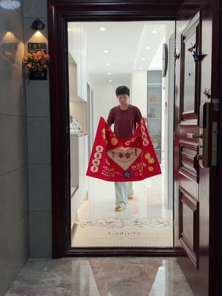 搬新家住新房,我提前准备了这个乔迁地垫,铺上去喜庆又好看,贴合地面不打滑,多个图案可选,大小尺寸可选,它是硅藻泥的材质,入户门里门外,卫生间门口,厨房门口都能放,满满的喜庆和仪式感,快给你家新房也安排上吧#乔迁地垫 #入户门地垫 #地毯 #搬新家必买的东西盘点 #乔迁用品