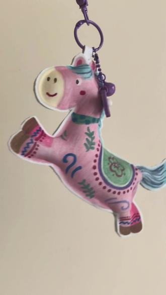 给娃的书包安装上守护小马啦,好有趣#shukiku #shukiku儿童书包 #书包diy #马年挂饰#挂件diy
