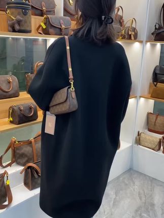 宝子们!莫妮卡奇奇家这款包包,有咖啡配棕、拼色等多种配色,老花设计复古又时尚,链条肩带很精致,超适合搭配各种风格穿搭~#新款包包 #轻奢包包 #时尚美包 #单肩斜挎包 @巨量千川