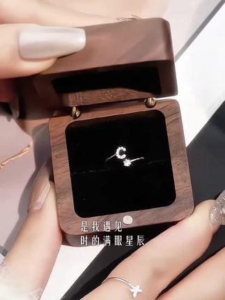 我的戒指是你的名 这个秘密只有我知道#戒指 #银饰 #情侣 #指尖上的浪漫 #字母戒指