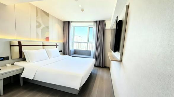 牡丹园如家|新房间长这样🛏️。海淀差旅人注意📍
牡丹园地铁B口出来1分钟,如家商旅金标。
我们悄悄升级了几间房——床软硬刚好;书桌够大有USB口;窗外不吵。
视频实拍,无滤镜。
我是店长小霍,新房间刚上线。想体验的私信我【新房】,我帮你留一间好朝向的✨
#北京酒店 #海淀住宿 #牡丹园地铁站 #如家商旅 #同城住宿