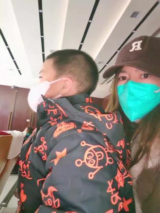 #甲流 #甲流家长们要重视啊!
甲流高烧3天之后终于退烧了,让你意想不到的是:退烧一两天之后,早上起床就说腿疼,膝盖后面疼,不能站起来,也不能下地走路(脚尖着地,脚后跟不着地)。我们来医院检查住院了,检查心肌酶高达1000多,住院7天,今天终于出院了,出院之后还要在家休养1到2周。如果你的孩子也在高烧退烧之后出现腿疼,及时带孩子去医院检查心肌酶,愿孩子们早日康复,愿世界没有病毒……