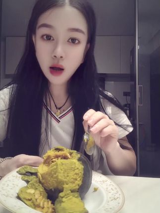 7.8元就可以拍两斤,这个贝贝南瓜真的好吃,粉粉糯糯的喜欢的姐妹们在视频左下角#上热门🔥 #贝贝南瓜粉糯香甜