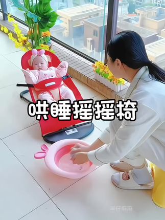 每天在家带娃抱的胳膊疼,幸亏爸爸安排了这个哄娃摇摇椅回来,终于可以腾出来做家务了,娃躺着躺着睡着了🤣真的解放老母亲 #哄娃神器 #婴儿摇摇椅 #带娃好物 #解放双手
