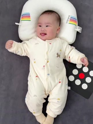 跟风买的!这60g夹棉的连体衣,软乎乎的好好穿 这件夹棉连体衣手感真的巨软糯,还是A类标准无骨缝制,可以放心给娃直接贴身穿,60g夹棉保暖不臃肿,外穿打底都可以,真的好实穿#夹棉连体衣#婴幼儿服饰 #秋冬穿搭 #宝宝穿搭