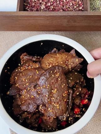 朋友圈都在吃的麻辣牛肝,越嚼越香!#麻辣牛肝 #麻辣鲜香 #深夜放毒 #零食推荐