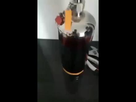 红汞是什么?它有哪些神奇用途?一篇全揭秘!
红汞,这个名字听起来可能有些陌生,但它其实在我们的生活中有着不少的应用。红汞,全称是红溴汞,是一种有机化合物,通常呈现为深红色或棕红色的晶体。那么,红汞到底有什么用呢?
首先,红汞在医学领域有着一定的应用,它曾被用作消毒剂,但由于其毒性和对环境的潜在影响,现在已逐渐被更安全、更环保的消毒剂所替代。不过,在一些特定的工业或科研场合,红汞仍然发挥着它的作用。
其次,红汞还常被用作化学试剂,在有机合成、分析化学等领域有着广泛的应用。它独特的化学性质使得它在某些反应中成为不可或缺的催化剂或反应物。
当然啦,红汞可不是随便就能玩的哦!它具有一定的毒性和危险性,处理和使用时都需要格外小心。那么,你对红汞还有哪些疑问或者好奇的地方呢?快来评论区留言告诉我吧!#红汞