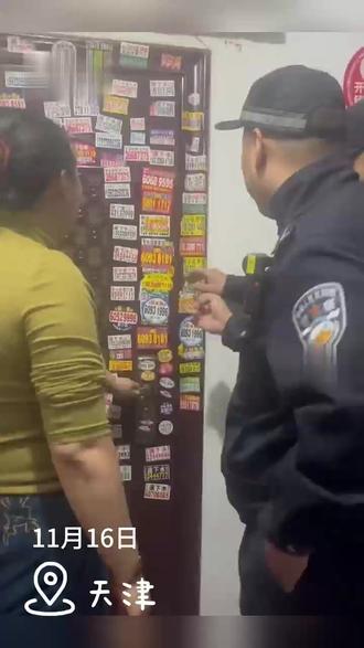 居民家门被贴满小广告,无奈报警处理,结尾网友的妙招亮了。(来源:中国青年报 剪辑:李滢 王浩麟)#小广告 #居委会
