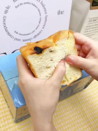 你们看一下自己家孩子吃的面包,是不是配料表里边有白砂糖、食用盐、食用香精这些添加剂#早餐吃什么 #好吃到停不下来 #面包 #吐司面包