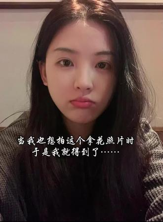 来啦姐妹,黄衣拿花氛围感照片的ai指令来啦。#豆包ai指令教程 #豆包ai #豆包出大片有两把刷子 #豆包P图 #氛围感照