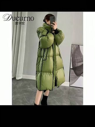 军绿色羽绒服女中长款 橄榄绿长款羽绒服太戳我了!宽松版型保暖又显瘦,秋冬抗寒就靠它#新款冬季时尚亮面拼接过膝加厚外套潮#军绿色羽绒服女中长款#羽绒服穿搭 #秋冬外套 #高级感
