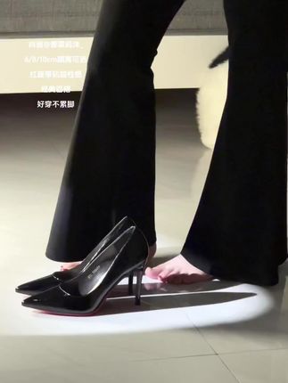 这个鞋型真的太好看了 秋冬搭大衣绝了 #高跟鞋#红底带钻高跟鞋 #红底高跟鞋#秋季穿搭#漆皮高跟鞋