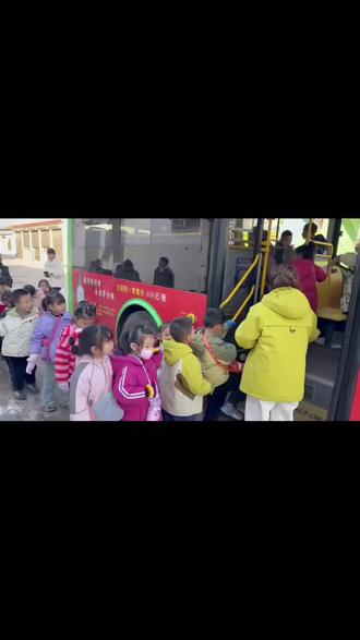 🎉小手拉小手排排站!幼儿园的小可爱们要出发啦~🚌
🧒背着小书包超兴奋!这是要去哪里探险呀?🤔
👩🏫老师温柔牵小手,安全上车不慌不忙~💖