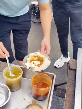 这大早上来上这样一盆水汪汪的大豆腐,浇上灵魂辣椒油,再怼一碗玉米糁汤,这高配版的早餐,好吃不贵。#三川热豆腐#河南美食