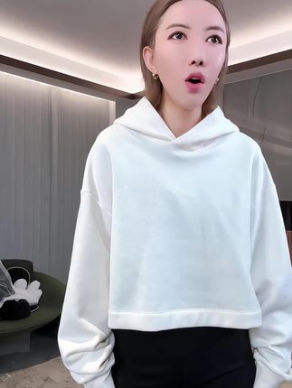 张张越推荐 💥 连帽短款卫衣 短款剪裁巨好 配牛仔裤、运动裤都利落,小个子也能穿出好比例。#卫衣控 #短款卫衣 #显腿长穿搭 #加绒卫衣 #被秋日氛围感穿搭拿捏了