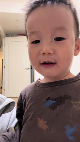 一岁九个月宝宝的咿咿呀呀日常,会二三十个词
想说又说不清楚的样子太可爱了
#育儿日常 #萌宝学说话 #记录宝宝的点点滴滴 #人类幼崽的日常 #宝宝说话