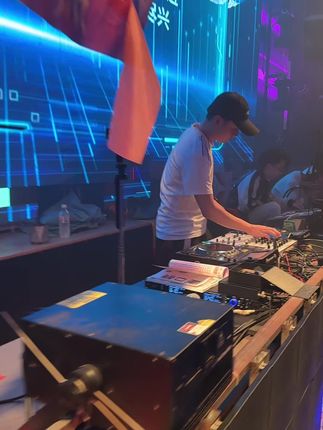 店长天天来打碟维持生计😂#夜生活 #酒吧推荐 #dj打碟 店长都来学Dj改行了 你还不来学吗?#是时候展现真正的技术了 #dj教学培训