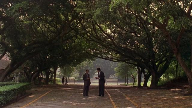 人活着到底是为了什么?豆瓣9.1分的华语神作给你答案。 杨德昌《一一》,表明上看似是一些平淡琐碎,内里实则令你灵魂震颤。通过此片,也许你感受到了生活重复的窒息,但是你也会目睹对抗虚无的微光。也许你窥见人性里的幽暗,但是你也能找寻救赎的力量。也许你会掉入死亡的沉寂,但是你也能获得几分生命的童真。此片最重要的意义,就是激发你后劲绵长的自省。#杨德昌 #高分电影 #治愈电影 #戛纳电影节 #暑期影视漫游企划