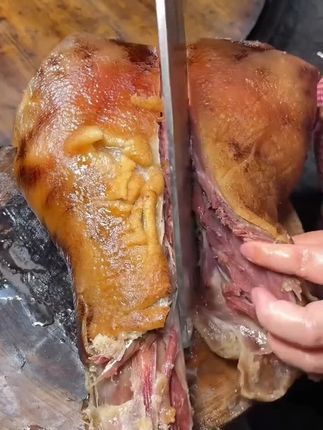 烟熏腊猪脚。真的超级香。都要多吃几碗饭。不管是拿来炖土豆炖干豆角还是炖蕨菜,都超级的下饭