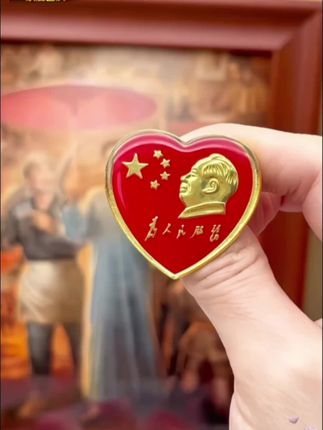 合金胸章时尚洋气,喜庆桃心徽章,