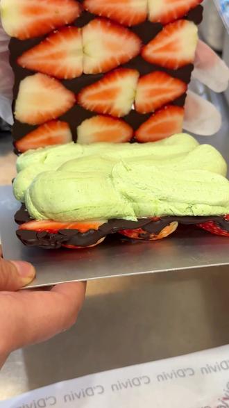 巧克力冷萃酸奶砖我已经在做next leve😎 冷萃酸奶的热度从年头燃到年尾,果然不是没道理!
当绵密醇厚的冷萃酸奶,撞上酸甜多汁的鲜果与丝滑巧克力,一款颜值与口感双在线的冷萃酸奶砖就此诞生——不管是宅家解馋、摆摊吸睛,还是咖啡烘焙店加项升级,它都是闭眼冲的爆款选择!
亲测好吃到跺脚的配方,手把手教你复刻👇
✨ 准备食材 ✨
自制冷萃酸奶、蓝莓、树莓、草莓、巧克力
📝 制作步骤 📝
1. 新鲜水果洗净沥干,草莓对半切开,果肉饱满的状态更出片哦~
2. 巧克力隔热水融化后装入裱花袋,冷萃酸奶也同步装入裱花袋备用;
3. 把水果整齐排列在模具里,中间挤上巧克力酱,静置冷却定型(同款水果组合做两份,后续要“夹心”用);
4. 冷却好的水果巧克力板上,均匀挤一层冷萃酸奶,再盖上另一块巧克力水果板,轻轻按压贴合;
5. 冷藏10分钟定型,切开就能收获层层惊喜的冷萃酸奶砖啦!
从果肉的脆嫩,到巧克力的香浓,再到冷萃酸奶的绵密,每一口都是层次暴击~
不管是自己吃,还是分享给朋友,甚至拿来摆摊做爆款,都能轻松拿捏!#冷萃酸奶 #轻食培训 #维拉多轻食 #蓝莓巧克力冷萃酸奶砖 #蓝莓巧克力冷萃酸奶