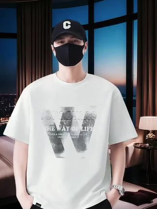 宝子们👋,夏天的闷热终于有解啦!这款男款莱赛尔冰丝短袖必须安利给你们✨。穿上身那叫一个凉爽透气,仿佛自带小空调❄️。面料滑溜溜的超亲肤🥰,吸汗速干不黏身💦,运动休闲都合适🏃♂️。版型简约又百搭👏,随便配条裤子都好看💯。 #男士穿搭 #夏季必备 #冰丝短袖 #清爽一夏 #时尚单品