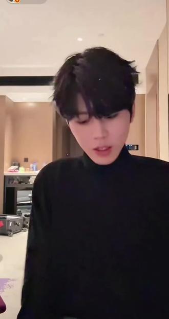 看到这里忍不住的心疼,生病没有唱好感觉对不起现场的粉丝,向我们下跪道歉,让我们不要心疼他,觉得没唱好是自己的原因,还让我们出门注意防护,上天入地我再也找不到第二个这么真诚的王翊恩了
#en王翊恩 #王翊恩直播