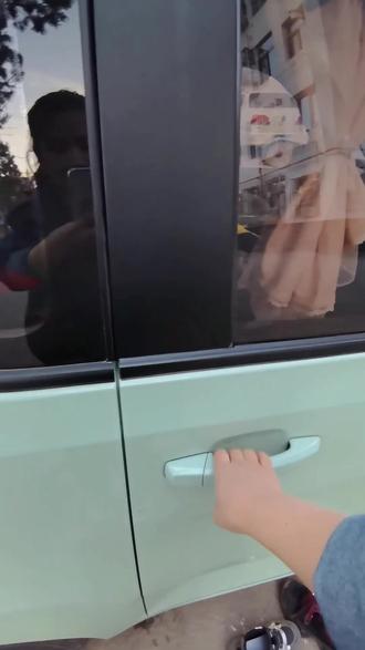 孩子放学没人接,于是我在校门口给孩子造了一个“小家”。放学孩子可以在“小家”里一边写作业一边等我下班去接。没人帮衬就多动脑子解决问题。😇