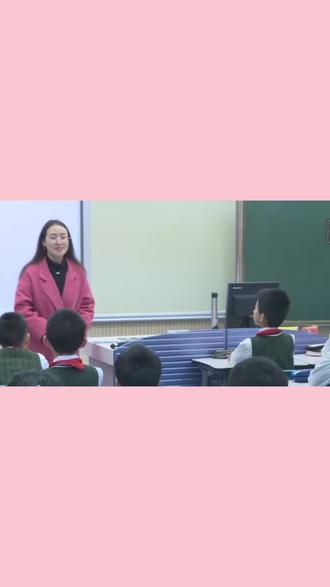 六下《寒食》和《十五夜望月》的课堂实录! 课堂亮点速览:
1️⃣ 《寒食》:以“春城无处不飞花”开篇,描绘长安暮春盛景,暗含对贵族特权的讽刺。学生通过讨论“飞花”与“落花”之别,感受古诗的含蓄之美!
2️⃣ 《十五夜望月》:聚焦中秋夜“地白、栖鸦、湿桂花”的意象,体会诗人王建的孤寂秋思。“不知秋思落谁家”一句,更引发对“落”字炼字的品味~
3️⃣ 互动教学:老师引导对比寒食节“禁火”与皇宫“传蜡烛”的对比,以及中秋团圆夜的诗中孤寂,让孩子在情境中理解节日文化与诗人情感。
#课堂实录 #优质公开课 #新课标 #小学语文 #寒食