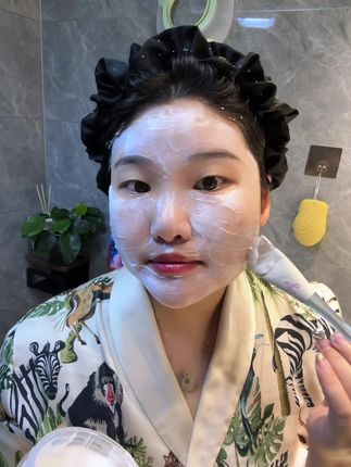 我敷面膜敷到一半是真的忍不住给所有女生推荐一下 这个超适合秋冬补水的白月光睡眠面膜,真的巨滋润巨好用,日常养护补水你就薄涂,熬夜急救皮肤干裂你就厚涂 真的 做梦都没想到 这个超火的白月光面膜都有大羊毛了! 到手100克大容量才什么价!#睡眠面膜 #面膜 #护肤分享