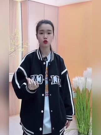 天气越来越暖和了,赶紧给你家孩子准备一件这样的针织棉棒球服吧!它是潮牌的宽松版型,不仅好看还舒服,而且非常百搭,不管是配牛仔裤还是休闲裤都很好看。它采用优质的针织棉面料制作而成,摸起来软绵绵的,特别亲肤,穿上后很透气,一点也不闷热。#棒球服 #柔软亲肤 #时尚穿搭