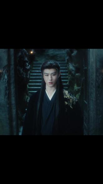 她死死盯着眼前的龙神,一口咬定他就是纪灵!可对方拼命否认 她死死盯着眼前的龙神,一口咬定他就是纪灵!可对方拼命否认,还说纪灵只是个木偶,真相细思极恐!#月鳞绮纪 #鞠婧祎 #曾舜晞 #陈都灵 #身份谜局