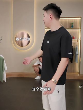 夏季短袖T恤,宽松版型,自带速干属性,面料柔软舒适透气,遮肉显瘦,上身帅气时尚,穿着舒服!#短袖t恤 #百搭T恤 #品质男装 #夏天新品#休闲男装