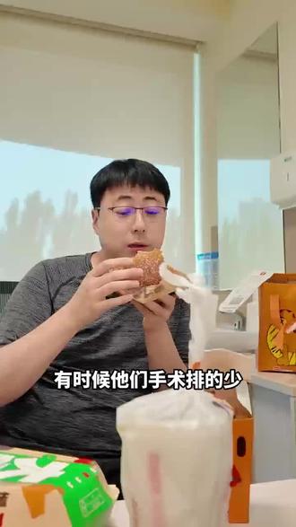 结束上午的门诊后跟黄林主任闲聊,提到跳台手术,有时候跳台做手术,更多的也是担心孩子饿太久扛不住。#积水潭医院 #黄林医生