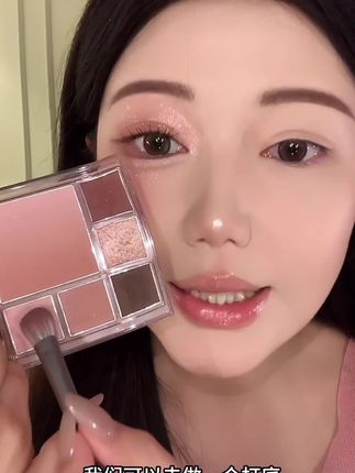 姐妹们 绔姿这一盘02号直接给你搞定卧蚕 下至 眼影 腮红 修容的眼影盘 一盘搞定所有眼妆 甜妹 嫩妹必备 真的太爱了 去哪里带上这一盘就够了!百搭又温柔纯欲#眼影盘 #消肿眼影盘 #春日妆容