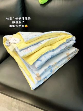 天呐~最近迷上了这个小被子,软软糯糯的好舒服,这个图案也太可爱了吧!双层纱面料柔软又透气,软乎乎的超舒服,盖在身上不压身还很透气,还是A类等级家里老人孩子都可放心使用哦,脏了可以直接放进洗衣机里洗。#家纺床上用品 #床品#被子 #空调被 #双层纱