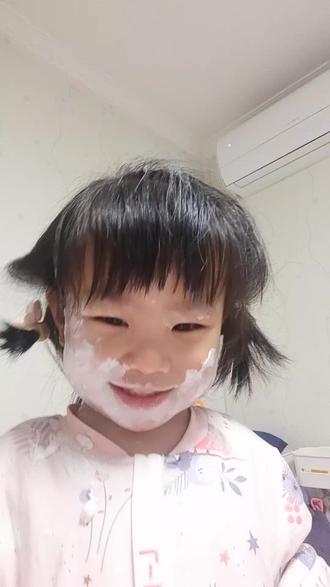 孩子静悄悄,必定在作妖!一睁眼,我的老天爷,让我再睡会,我不想面对!#先打还是先洗系列 #敷面膜的宝宝 #这是什么操作 #洗洗还能要