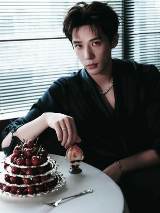 王安宇蓝色缎面飘带衬衫尽显流光质感 #王安宇