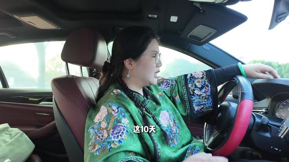 大厂围剿AI之战 总有一些话让人感到震撼,比如我在推进自己的事业时听到的这一句:“这件事只有一家公司在做是远远不够的。AutoGLM 选择开源,第一层初衷就是把这种能力变成整个行业共享、共同打磨的公共基础。”这让我深有共鸣。
在做茶油推广的过程中,我也曾遇到不少“过来人”提醒我:“你这个事真要成了,不怕为别人做嫁衣吗?你现在辛辛苦苦介绍茶油的前景、方法和卖点,等到市场起来了,别人可能就直接进来‘截胡’了。”
但在我看来,这和 AutoGLM的开源理念是一样的——一个行业要真正进步,往往需要有人先推动共同的基础。所谓的“截胡”,为什么不能理解为有更多人加入,一起把事情做大呢?在更健康、更成熟的市场环境里竞争,对谁都是好事。
再说回茶油推广。在我之前,这个品类并没有真正被推起来。既然是我率先迈出这一步,就已经建立了先发优势。如果后来者真有实力“截胡”,那为什么最初做推广的不是他们呢?如果他们在起步阶段都无法超越我,我又何必惧怕未来的竞争?该担心的,或许应该是那些后来者——他们不是要“截胡”,而是该感谢有人先推动了行业的进步。#AI #豆包 #大厂 #字节跳动