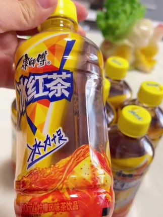 冰红茶的香气在空气中弥漫,仿佛夏日微风拂过心间。康师傅冰红茶,一口清爽,唤醒活力。🥤✨   #康师傅冰红茶 #夏日必备#冰冰凉凉#夏日清凉康师傅冰红茶