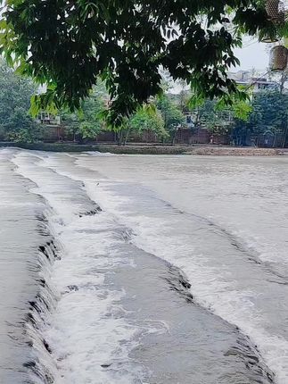寻找一个藏在成都周边的烟雨小江南一夹关古镇,行人悠然,闲坐品茶,感悟清欢,没有商业化的古镇。古镇的风,古镇的水,古镇的人,既有生活气息,又有诗情画意。