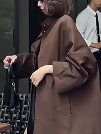 这件中长款的咖色外套真的太爱了,它是那种很高级的质感,穿上身就显得特别洋气,而且它还是种百搭款,不管你是搭配牛仔裤还是小裙子,都很好看,喜欢的姐妹千万不要错过了#dou上热门抖音